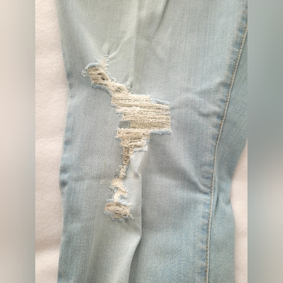 NWT Universal Thread Womens Plus Size Light Wash Distressed Raw Hem Skinny Jeans - Picture 16 of 16